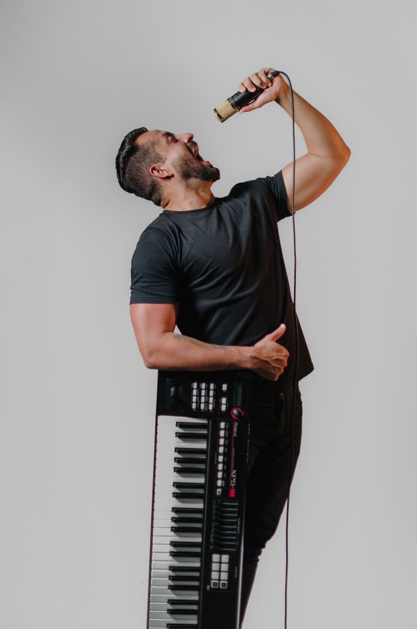 Lucas Gomes cantando ao teclado
